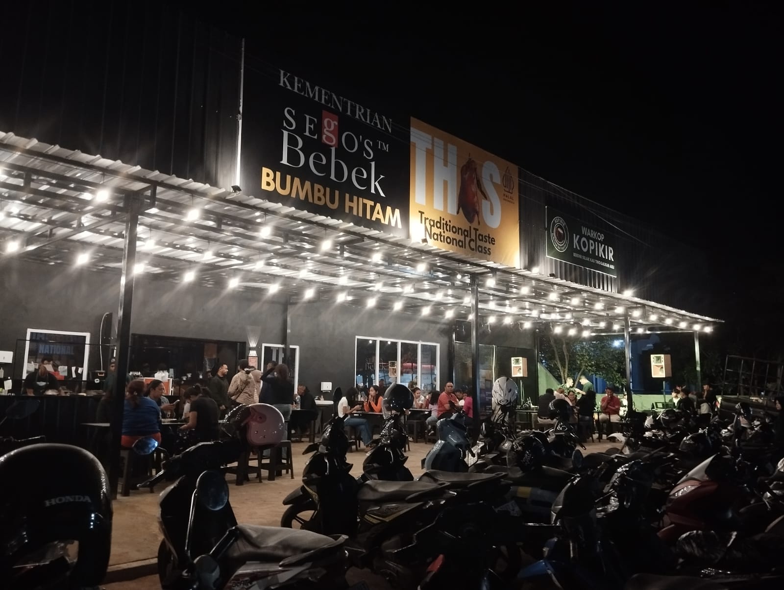 Interior Restoran Malam Hari